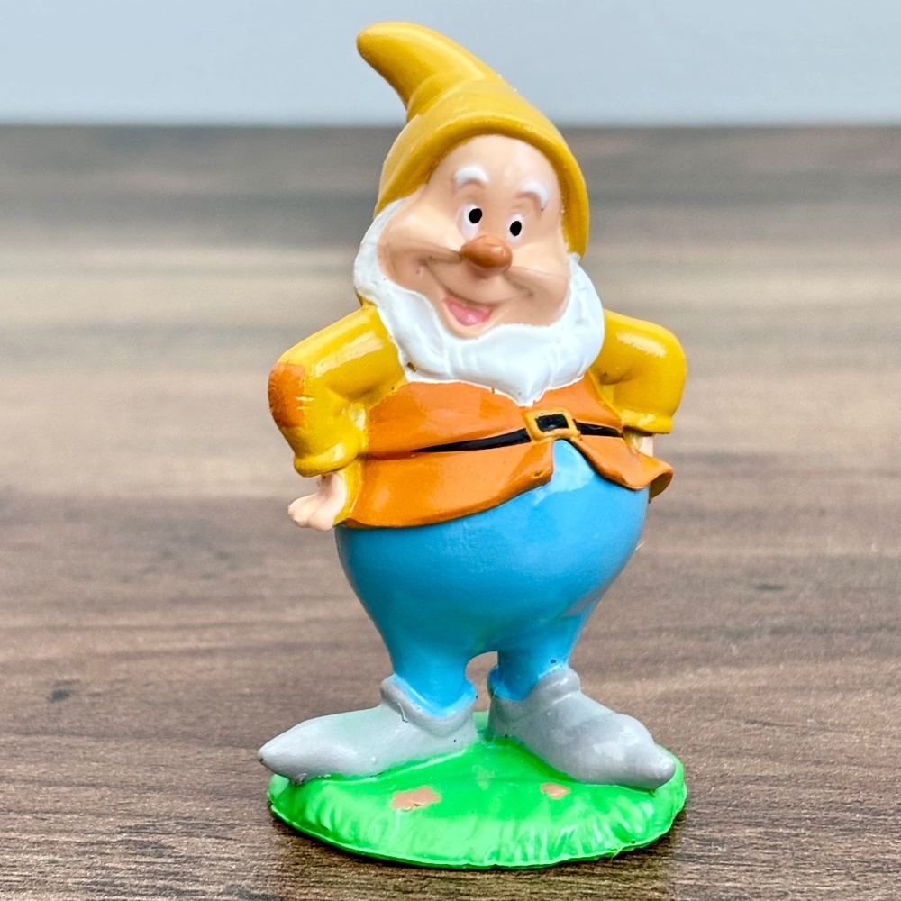 Disney Snow White & 7 Dwarves HAPPY  PVC Toy Figure hands on hips Cake Topper